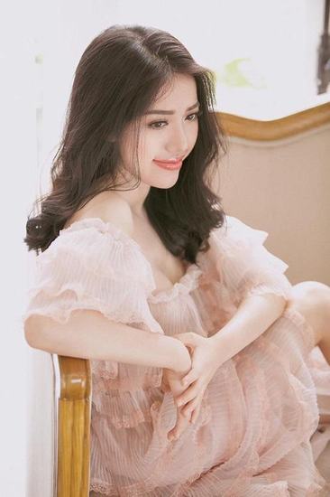 Có những lúc dịu dàng e ấp nhưng vẫn “gửi chút gợi cảm” bằng việc vòng 1 lấp ló