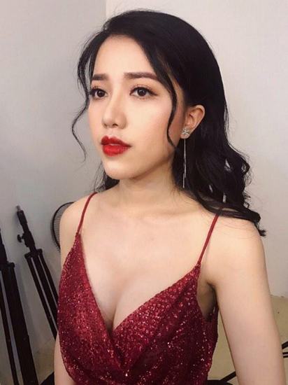 Những hình ảnh dấy lên nghi vấn ca sĩ Phùng Khánh Linh nâng ngực.