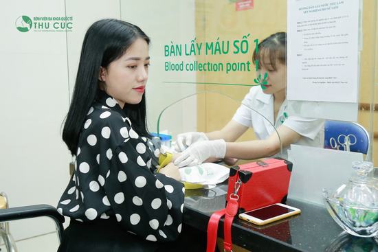 Xét nghiệm máu là bước quan trọng đầu tiên quyết định khách hàng có đủ điều kiện thực hiện phẫu thuật nâng ngực hay không.