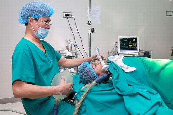 Với Phùng Khánh Linh, nâng ngực giống như một giấc ngủ kéo dài 60 phút vì bác sĩ đã tiến hành gây mê cho cô. Trong quá trình thực hiện phẫu thuật, cô không có cảm giác đau đớn.