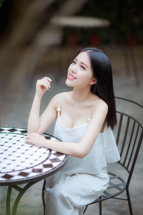 Ca sĩ Phùng Khánh Linh với diện mạo mới.