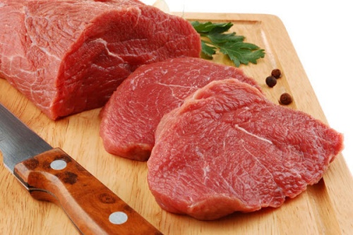 Phun môi ăn thịt bò có sao không?