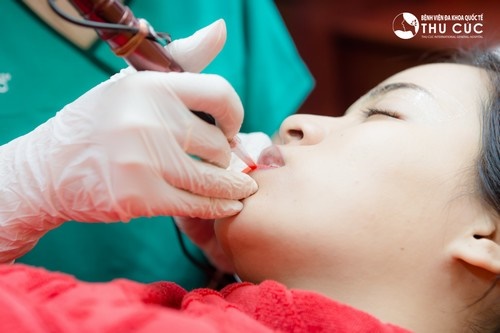 Phun môi ăn thịt bò có sao không?