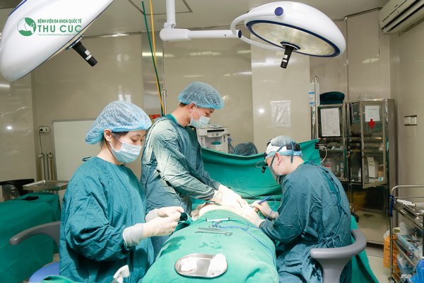 Bác sĩ tiến hành phẫu thuật nâng ngực trong phòng mổ vô khuẩn 1 chiều hiện đại