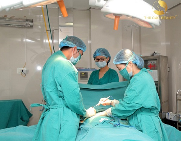Khách hàng được các bác sĩ thẩm mỹ hàng đầu thực hiện phẫu thuật