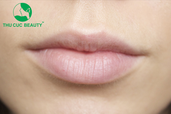 Phun xăm môi lên màu không đều nên làm gì?