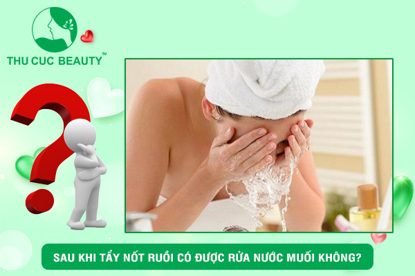 Tẩy nốt ruồi có được rửa nước muối không?