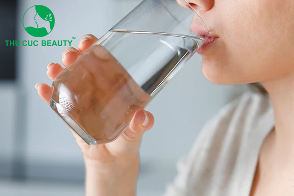 Uống nước nhiều có giảm mụn không?
